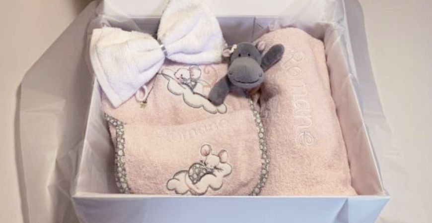 Idée cadeau naissance : cape de bain personnalisée