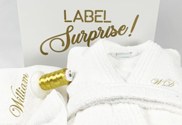 Idée de cadeau original : le coffret de peignoir personnalisé